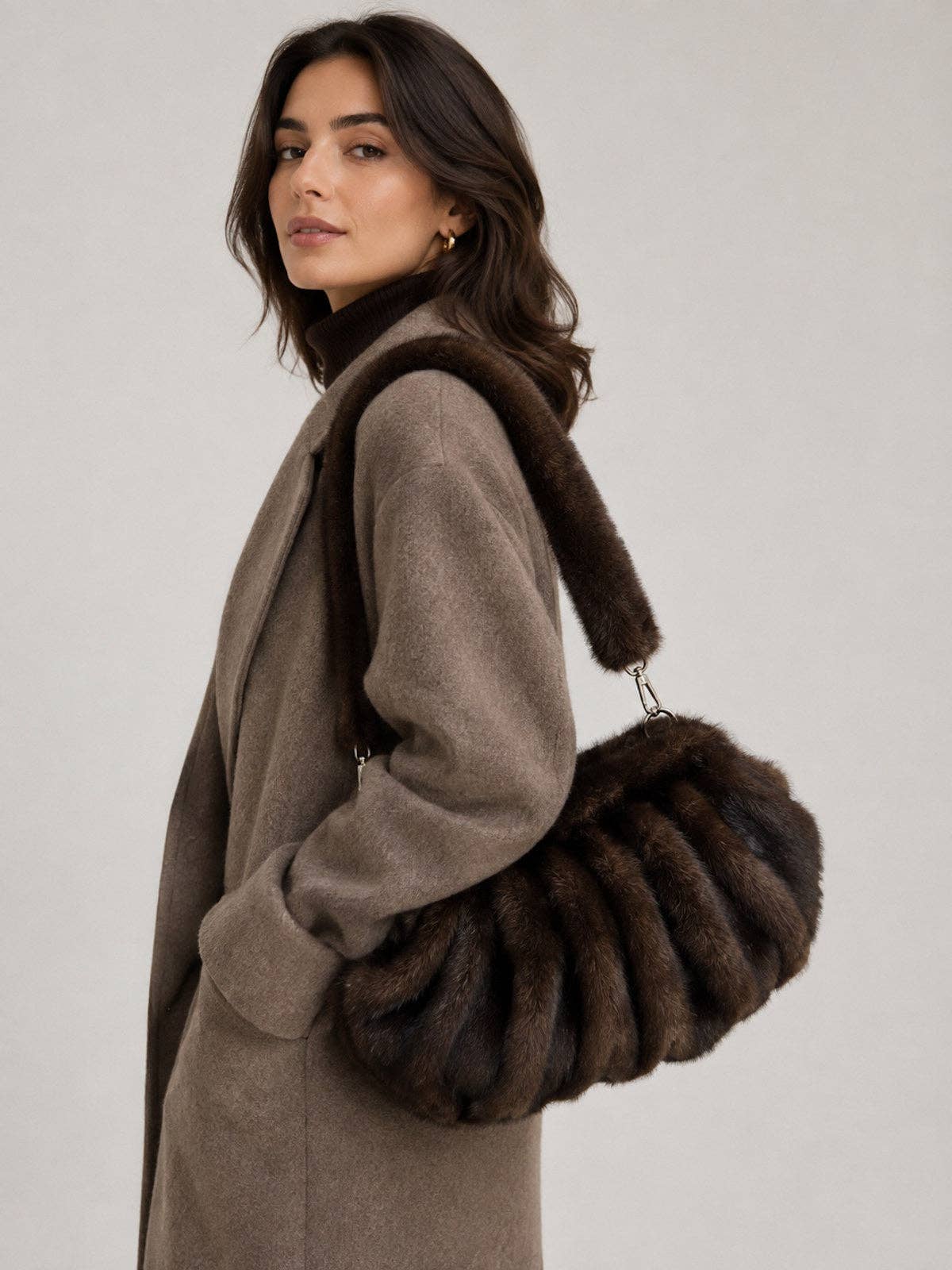 Sac Porté Épaule Foncé en fausse fourrure élégant et Chic pour une Tenue élégante