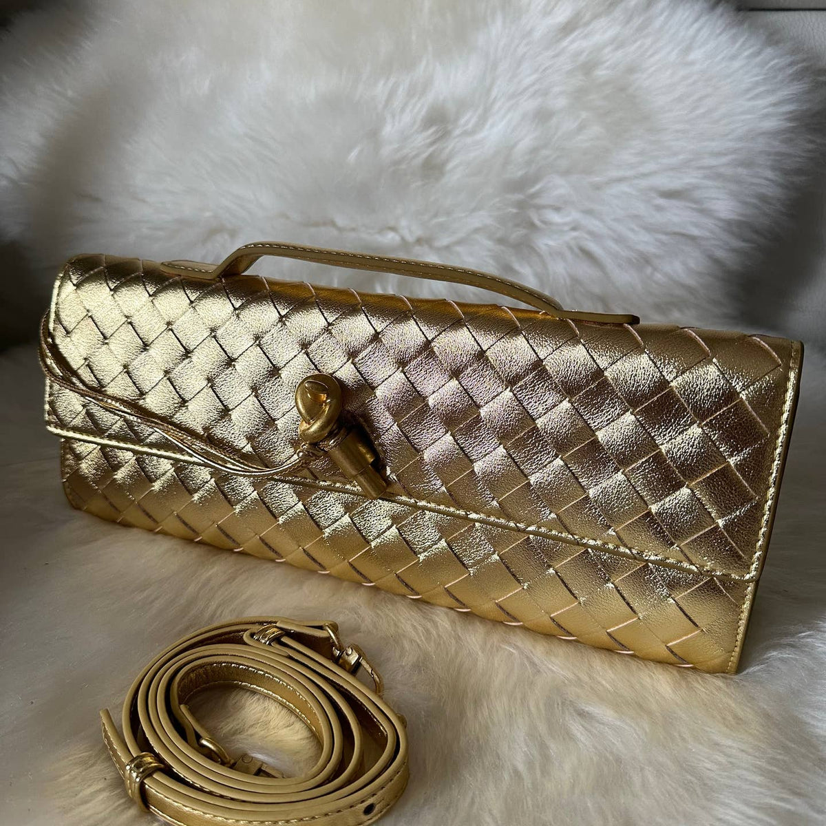 Élégante pochette en cuir véritable tressé, réalisée de manière artisanale - OkikiParis