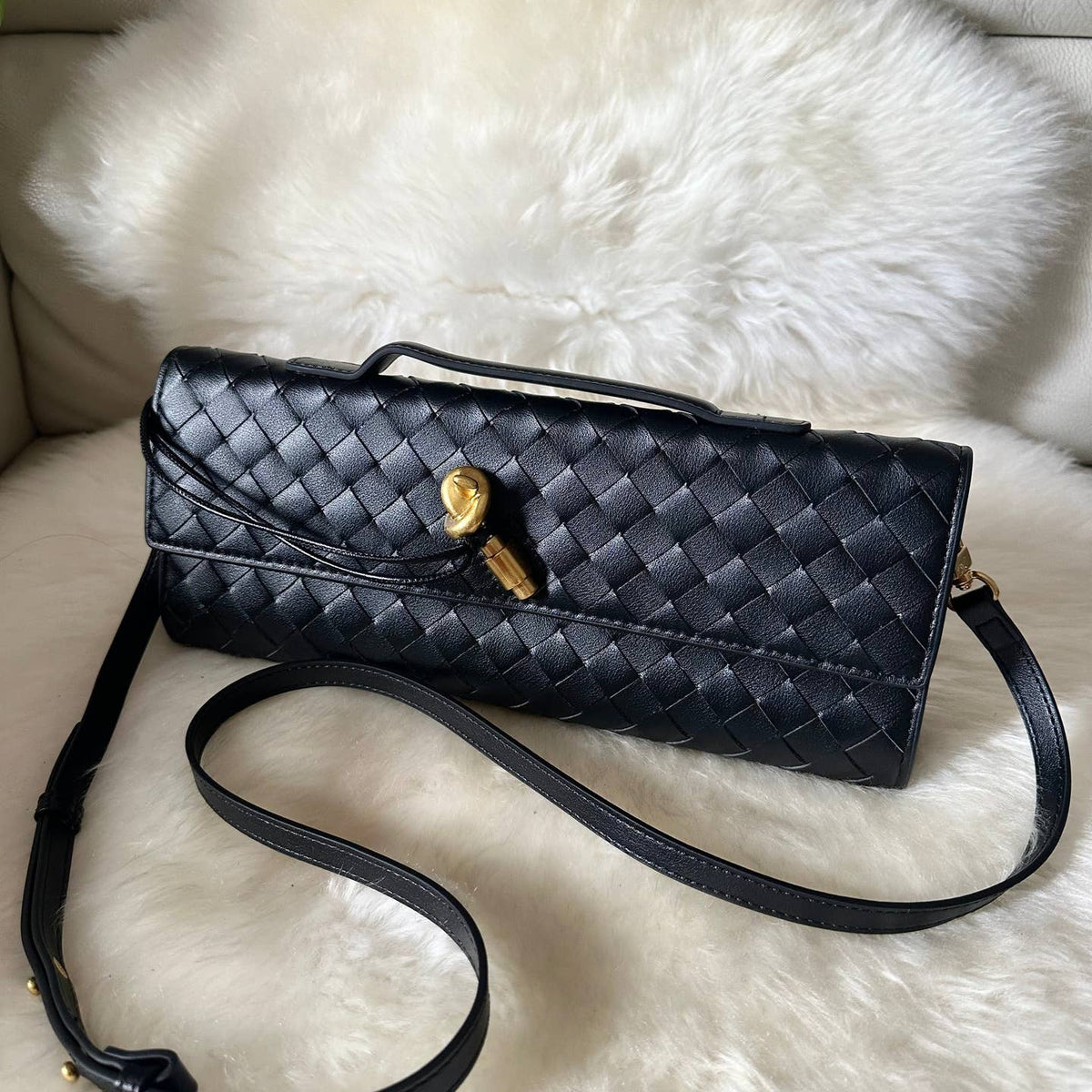 Élégante pochette en cuir véritable tressé, réalisée de manière artisanale - OkikiParis