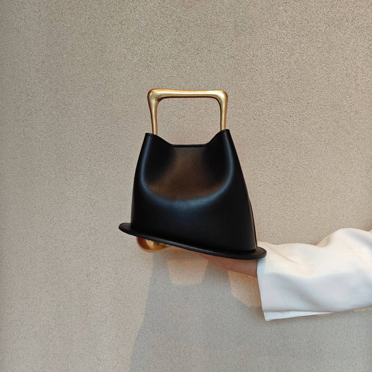 Sac en cuir avec anse métallique au design artistique géométrique - OkikiParis