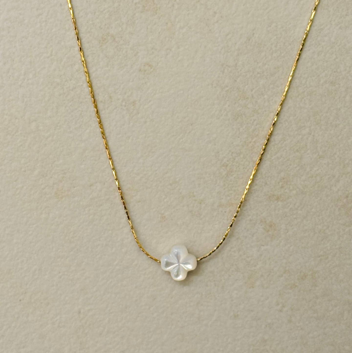 Collier Trèfle Minimaliste avec Pendentif en Nacre - OkikiParis