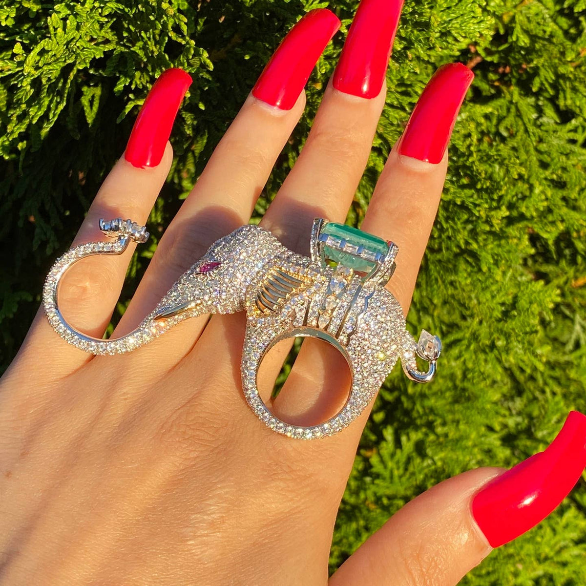 Reine Sultana Dubaï Éléphant en émeraude et diamant Rin - OkikiParis