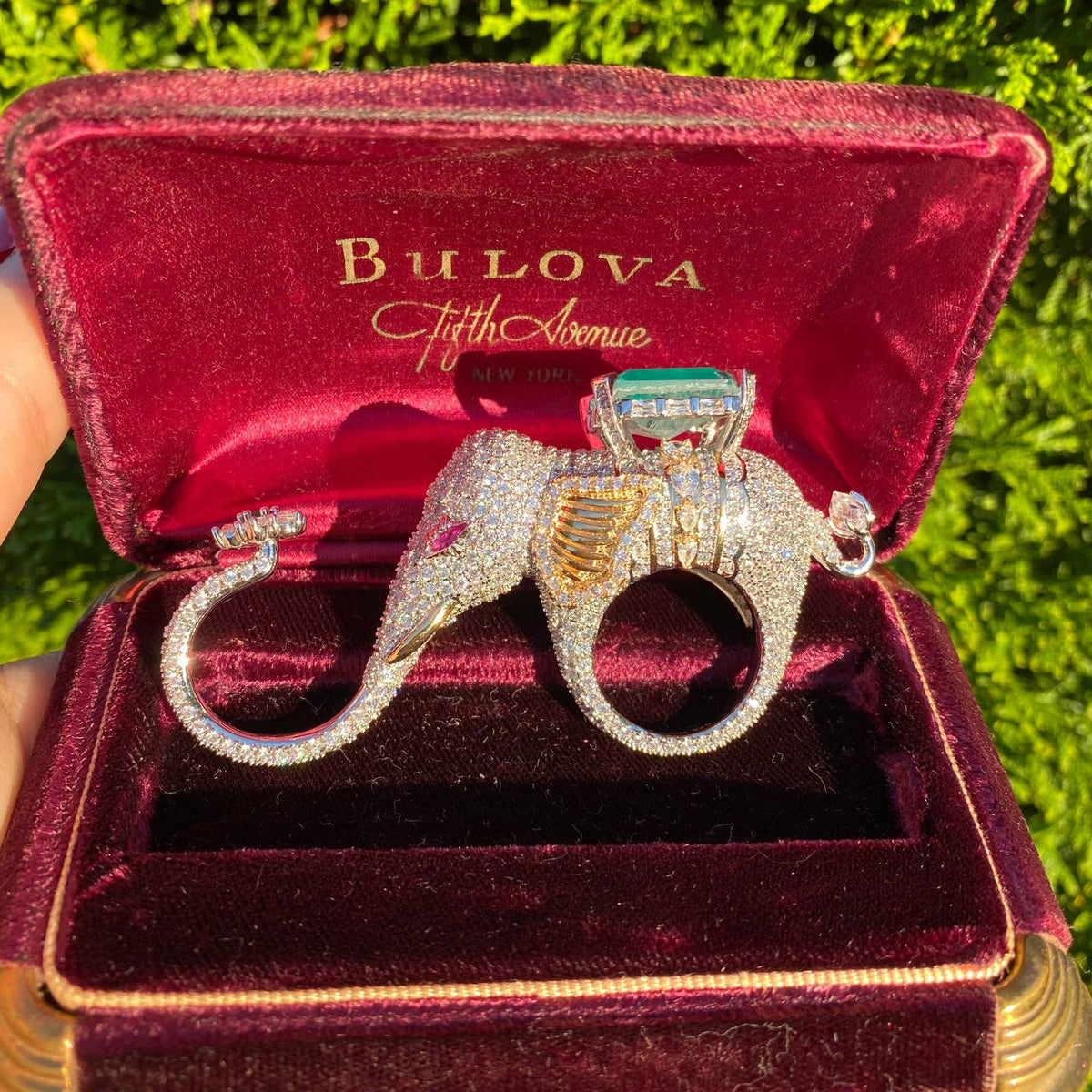 Reine Sultana Dubaï Éléphant en émeraude et diamant Rin - OkikiParis