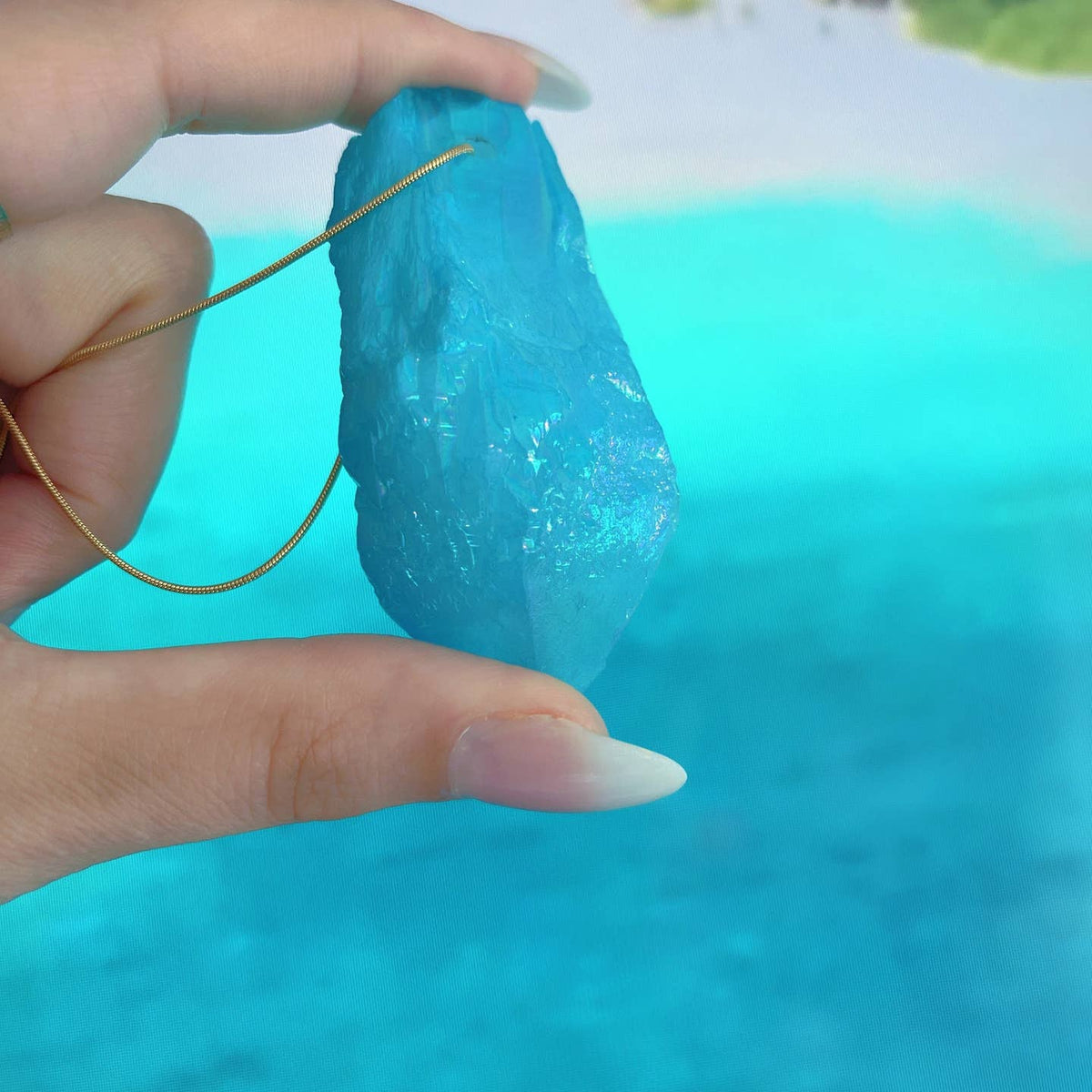 Pendentif en tourmaline de Paraíba brute, gemme bleu néon - OkikiParis