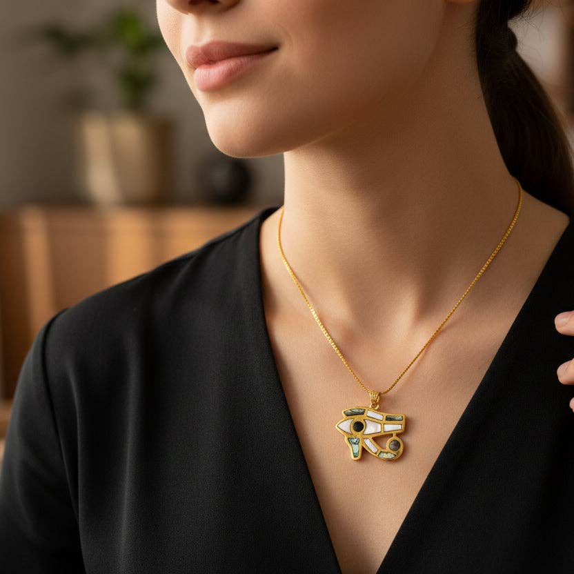 Pendentif Œil d'Horus en or, bijou en nacre de style égyptien revival - OkikiParis