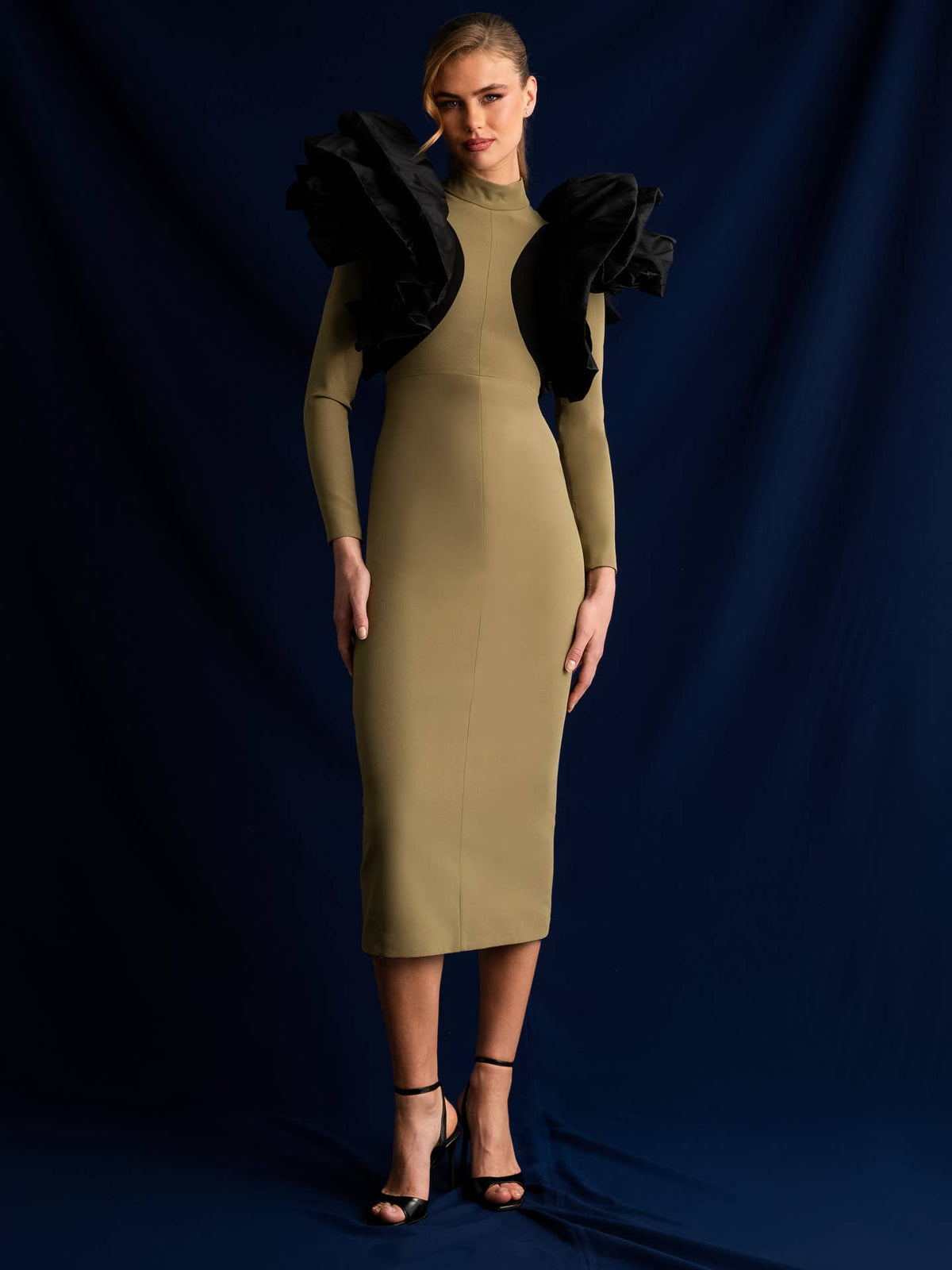 Robe en crêpe bicolore avec col montant et découpes colorées - OkikiParis