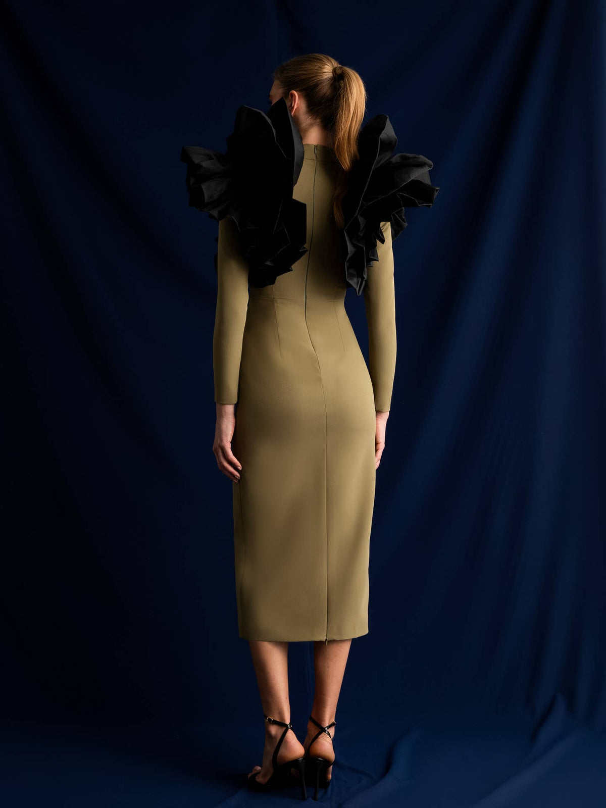Robe en crêpe bicolore avec col montant et découpes colorées - OkikiParis