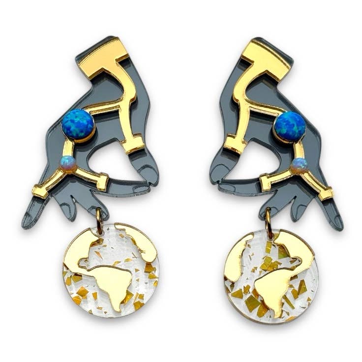 Le Toucher de Gaïa – Boucles d'oreilles en plexiglas avec opale et terre dorée - OkikiParis