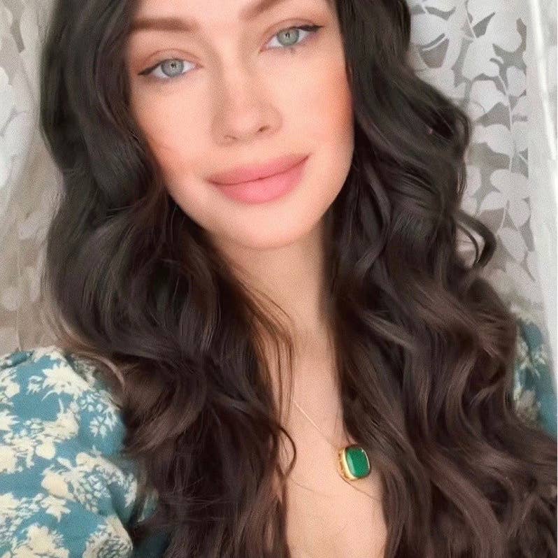 Collier en émeraude brute naturelle 18k inspiré par Angelina Jolie - OkikiParis
