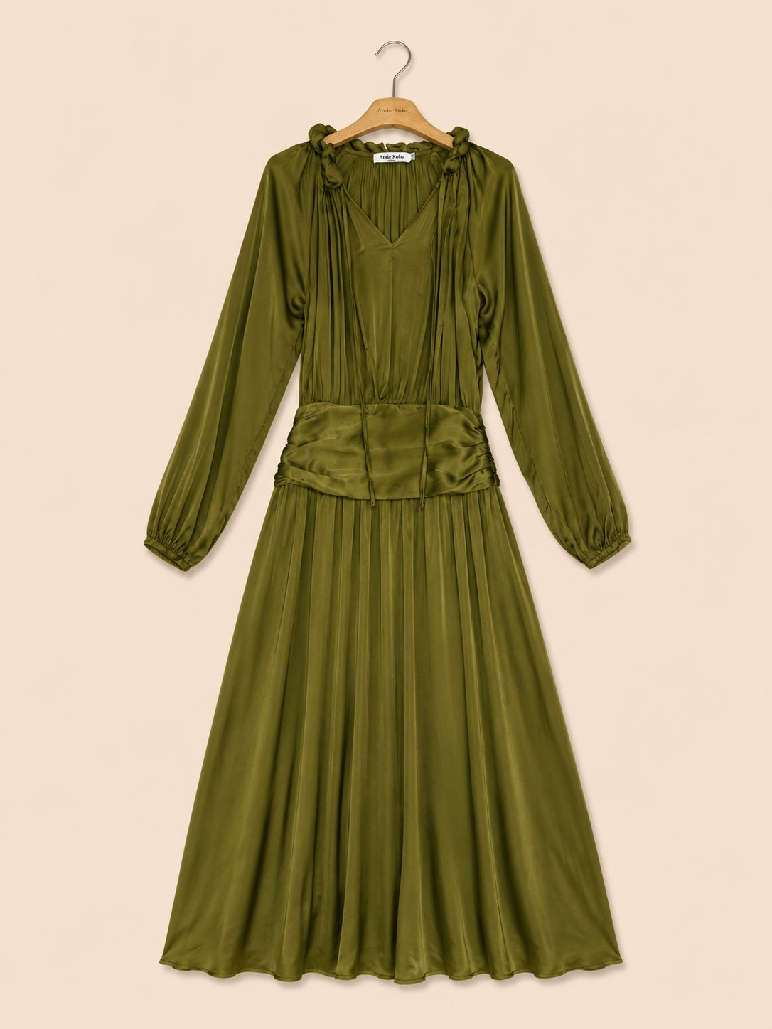 Robe Longue Satinée – Décolleté en V, Manches Bouffantes & Taille Drапée