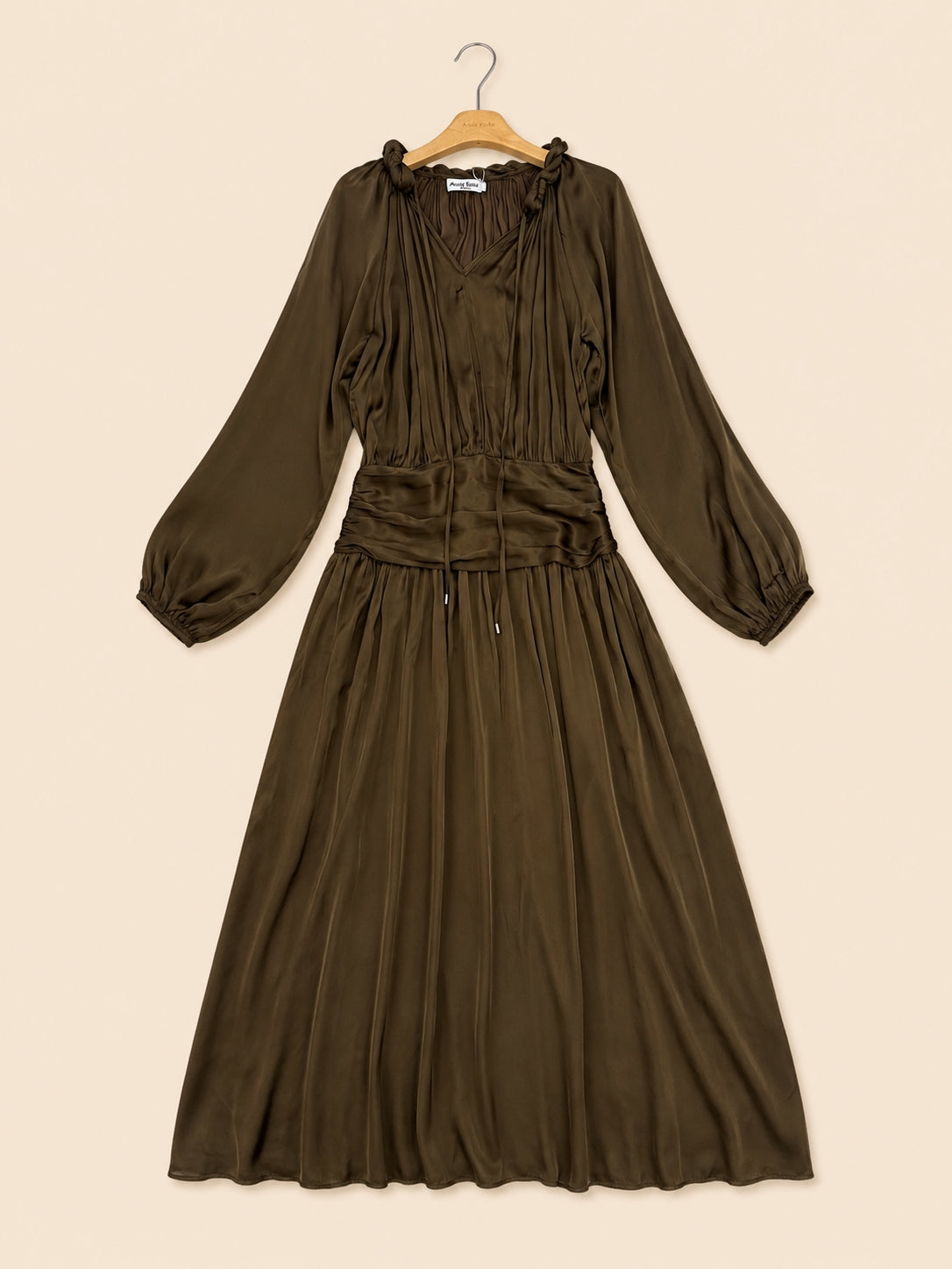 Robe Longue Satinée – Décolleté en V, Manches Bouffantes & Taille Drапée