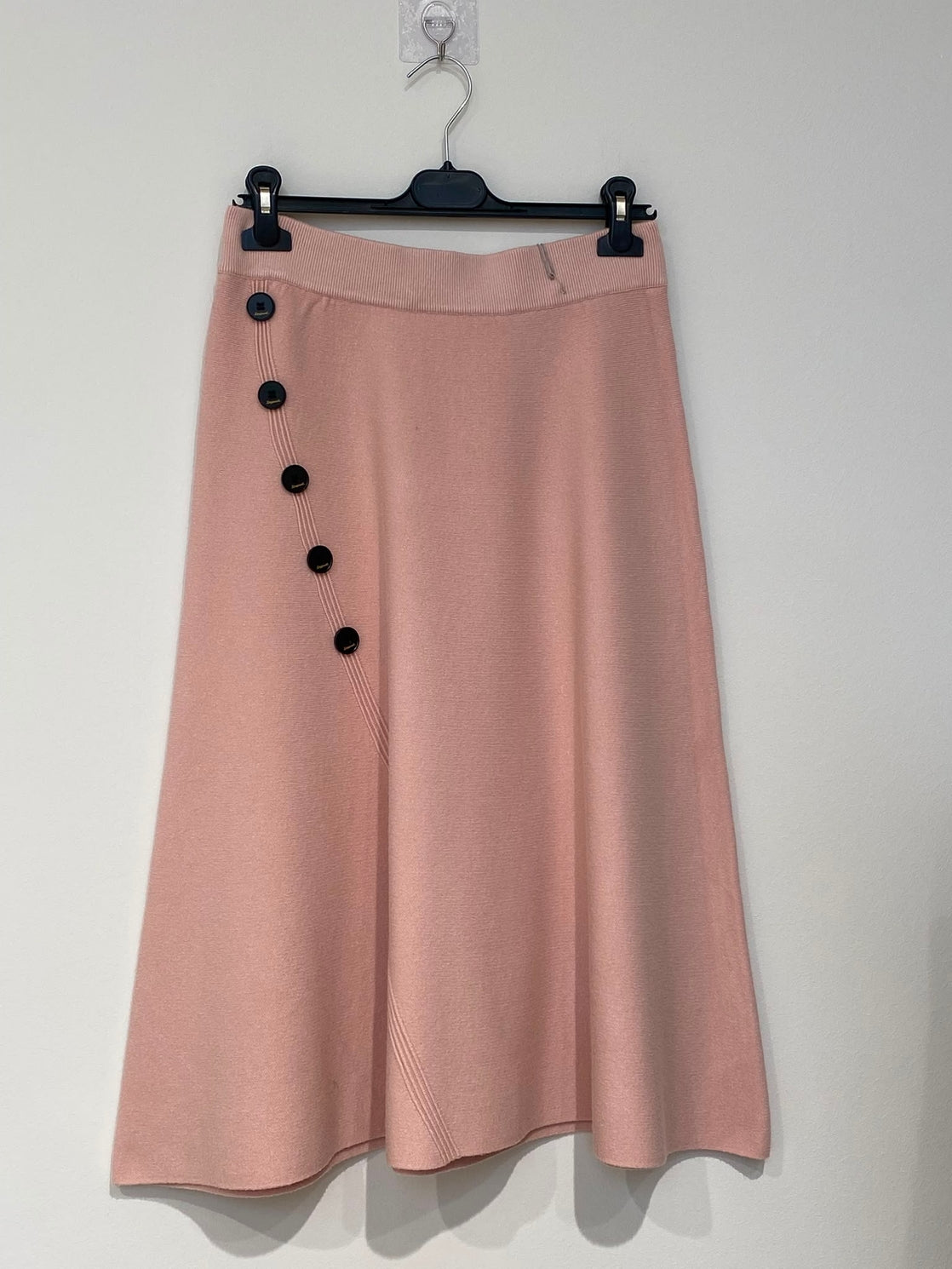 Jupe Midi Évasée en Maille – Boutons Décoratifs Contrastants