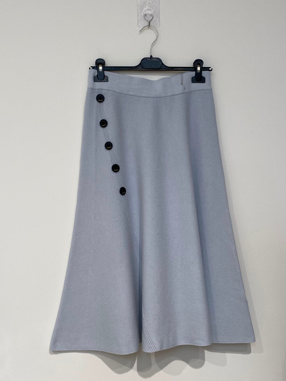 Jupe Midi Évasée en Maille – Boutons Décoratifs Contrastants