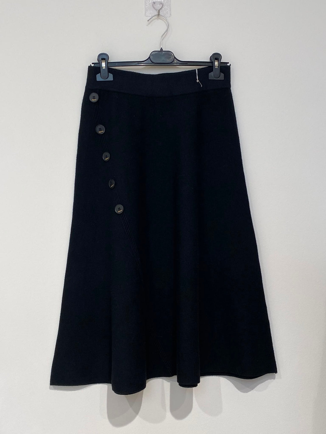 Jupe Midi Évasée en Maille – Boutons Décoratifs Contrastants