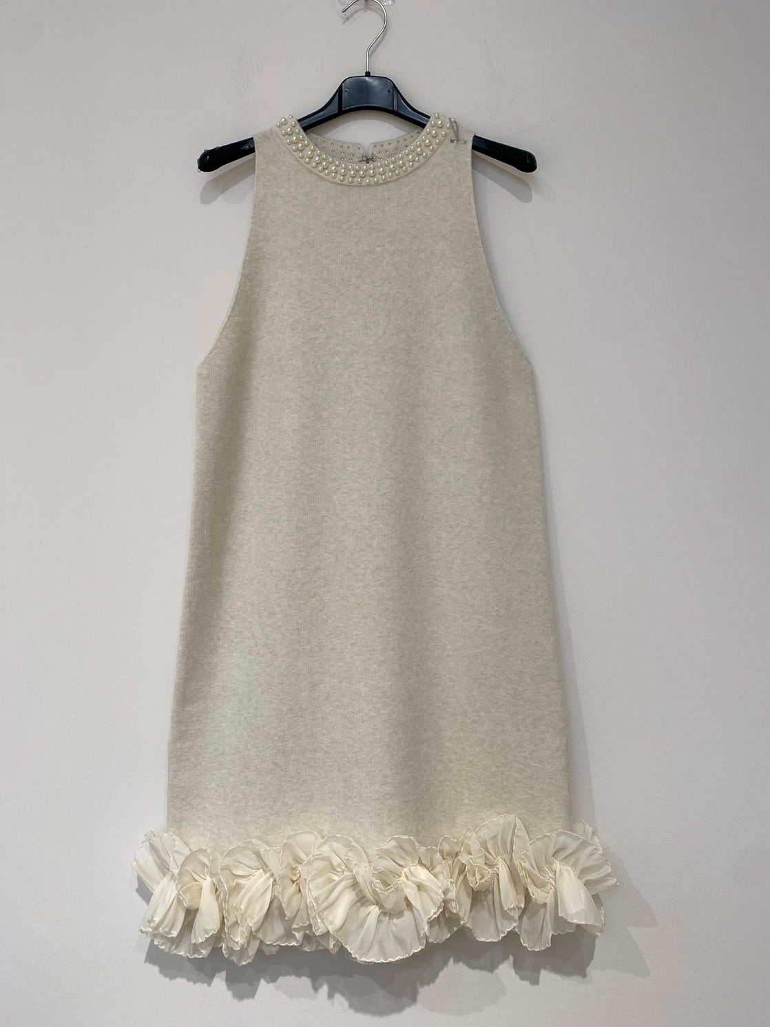 Robe Midi sans Manches en Maille – Col Perlé & Ourlet Fleuri