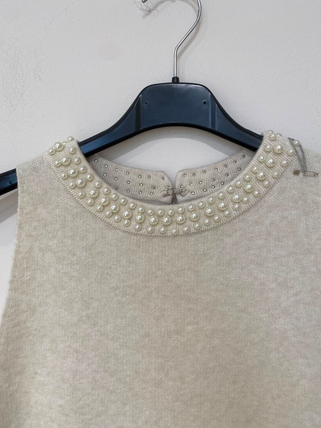 Robe Midi sans Manches en Maille – Col Perlé & Ourlet Fleuri