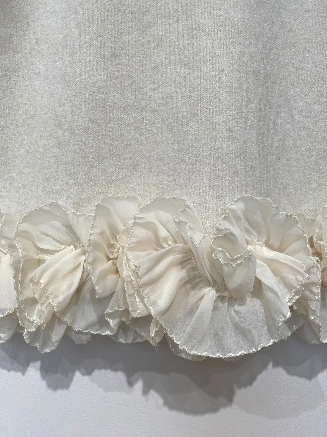 Robe Midi sans Manches en Maille – Col Perlé & Ourlet Fleuri