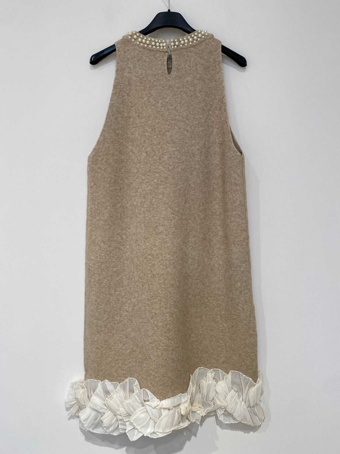 Robe Midi sans Manches en Maille – Col Perlé & Ourlet Fleuri