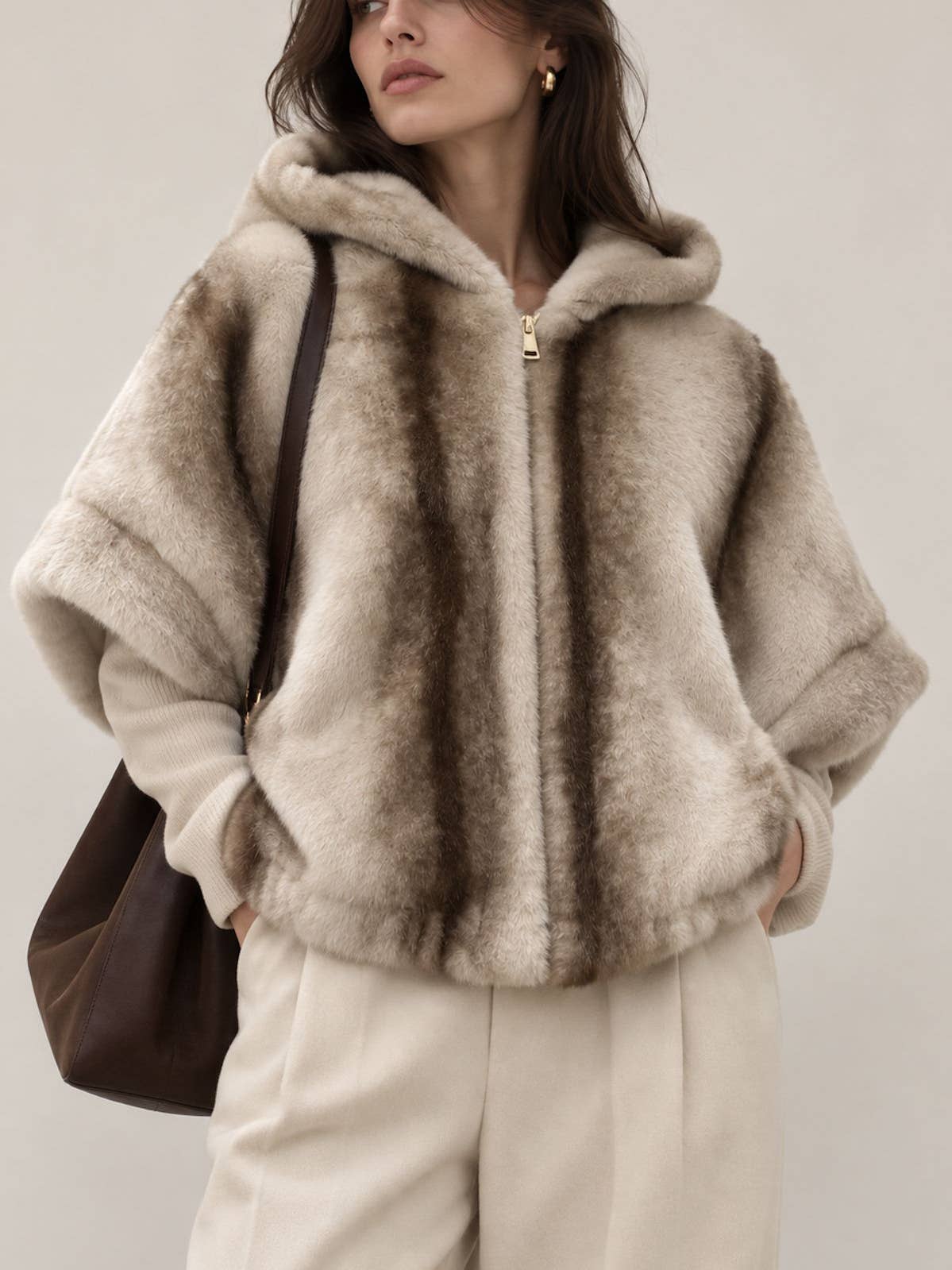 Veste Bomber à Capuche en Fausse Fourrure Rayée | Celine & Clara – Automne/Hiver