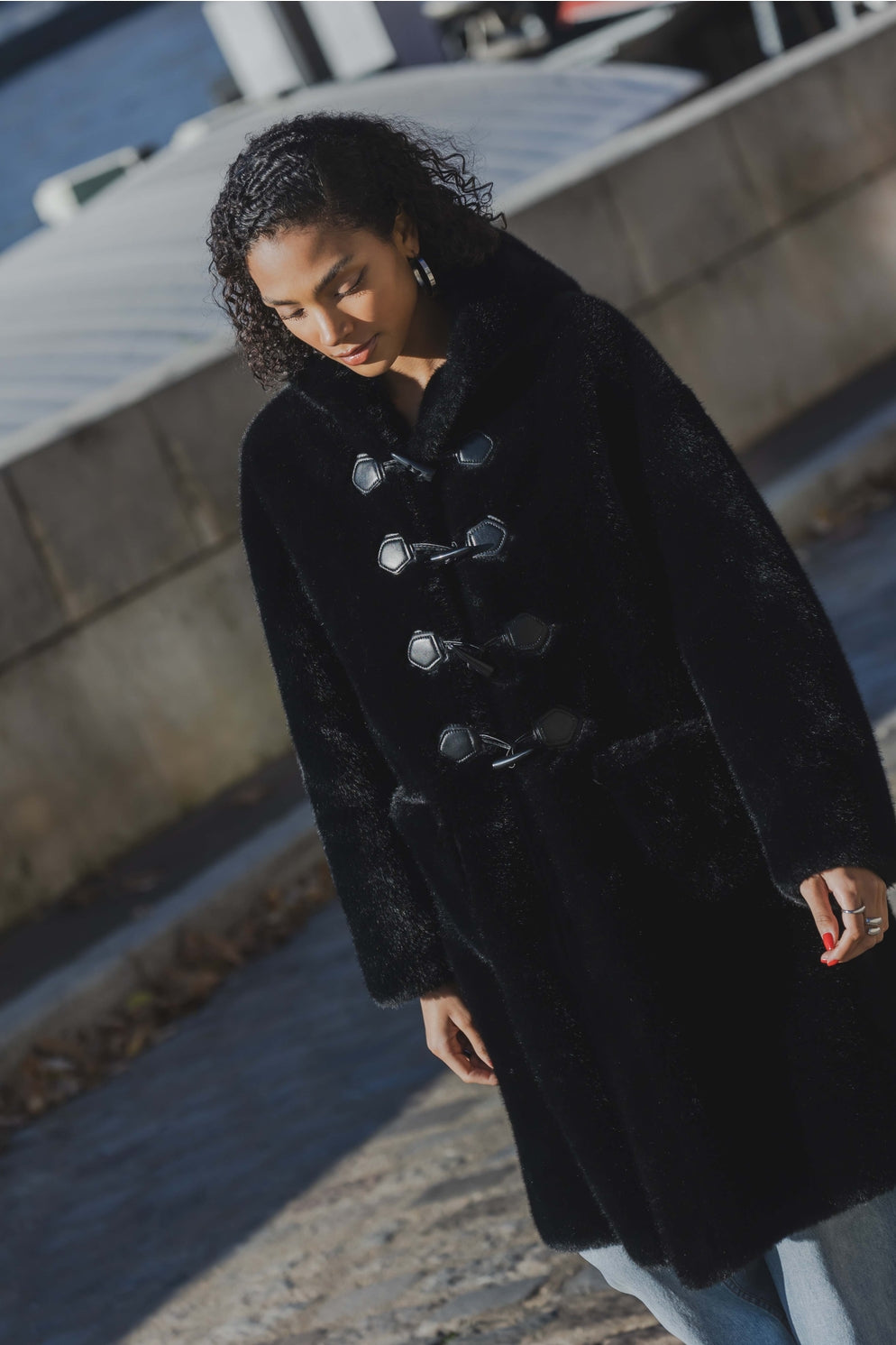 Manteau Mi-Long à Capuche en Fausse Fourrure | Boutons Bascule – OkikiParis