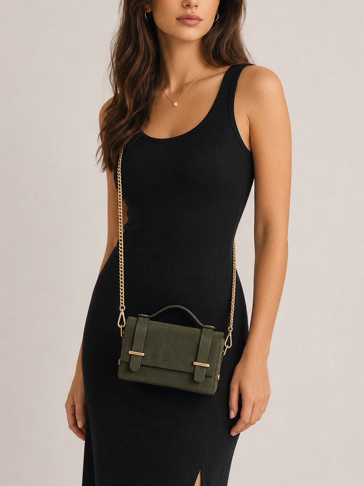 Mini pochette en cuir suédé avec chaîne, Fabriqué en Italie, art. 112629: Chameau