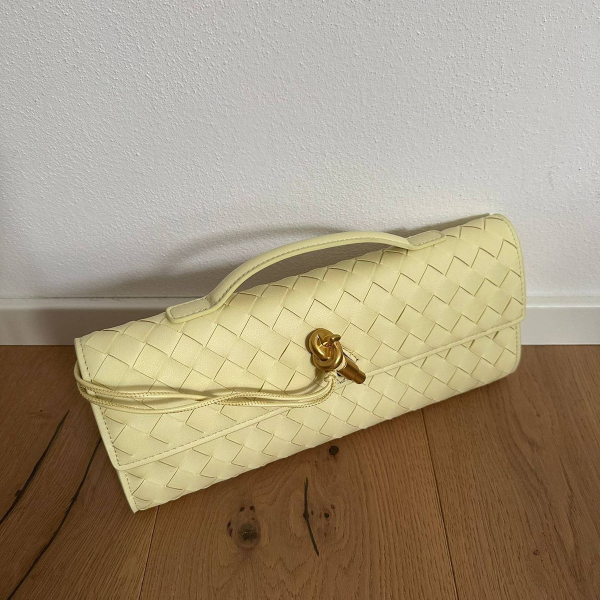 Élégante pochette en cuir véritable tressé, réalisée de manière artisanale - OkikiParis