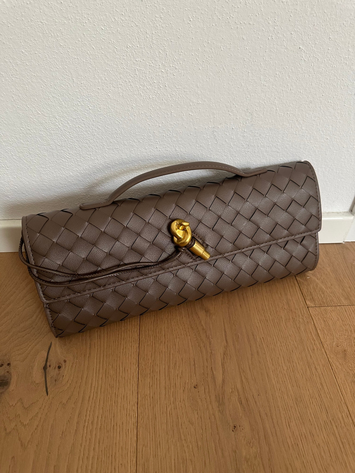 Élégante pochette en cuir véritable tressé, réalisée de manière artisanale - OkikiParis