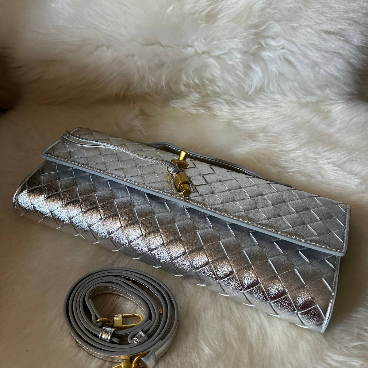Élégante pochette en cuir véritable tressé, réalisée de manière artisanale - OkikiParis