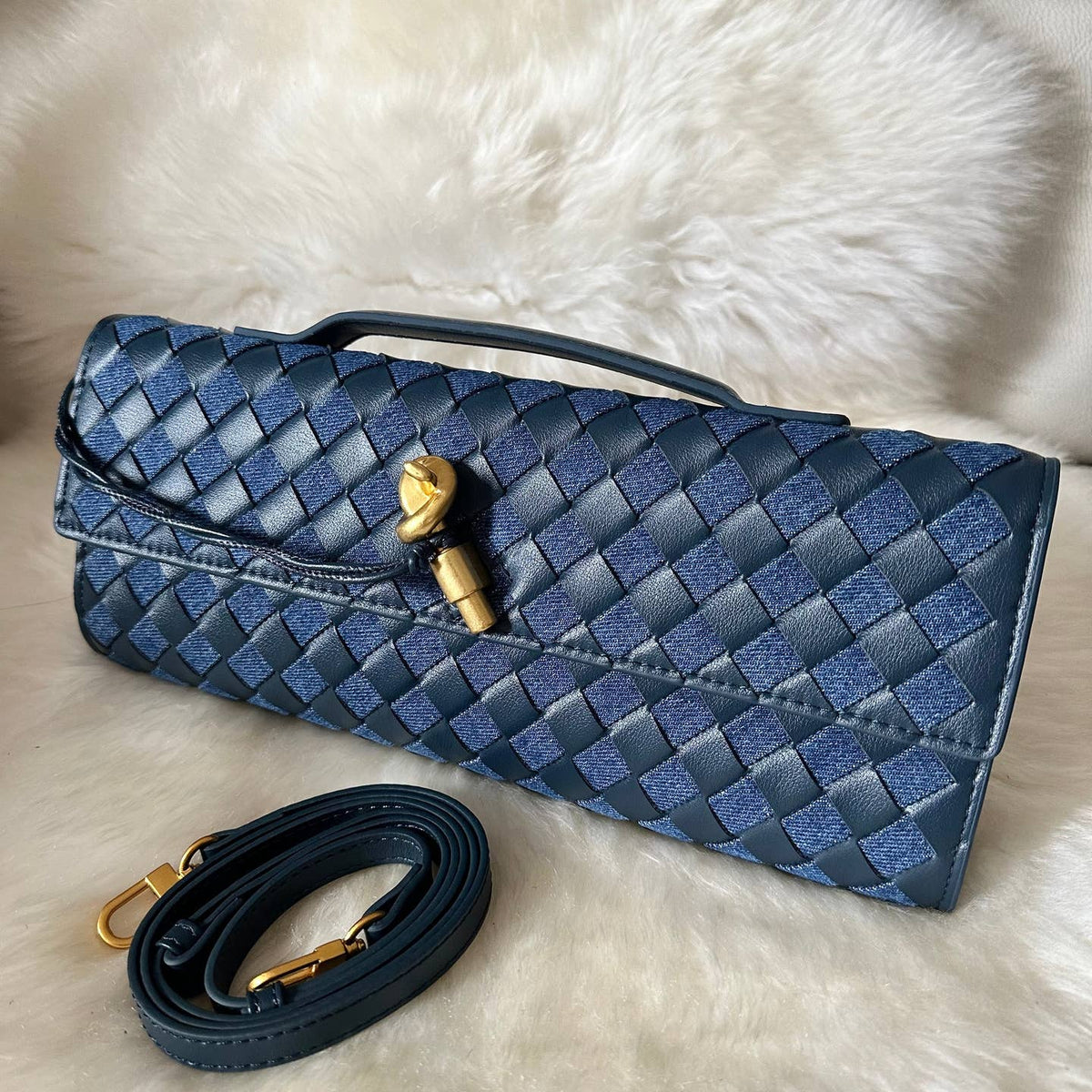 Élégante pochette en cuir véritable tressé, réalisée de manière artisanale - OkikiParis