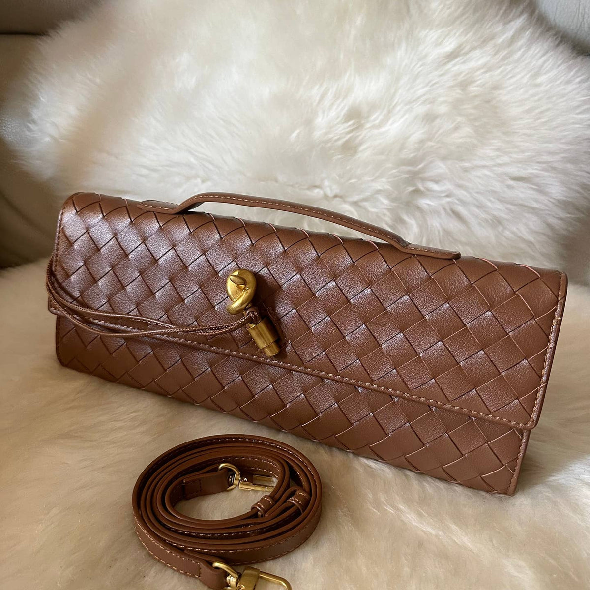Élégante pochette en cuir véritable tressé, réalisée de manière artisanale - OkikiParis