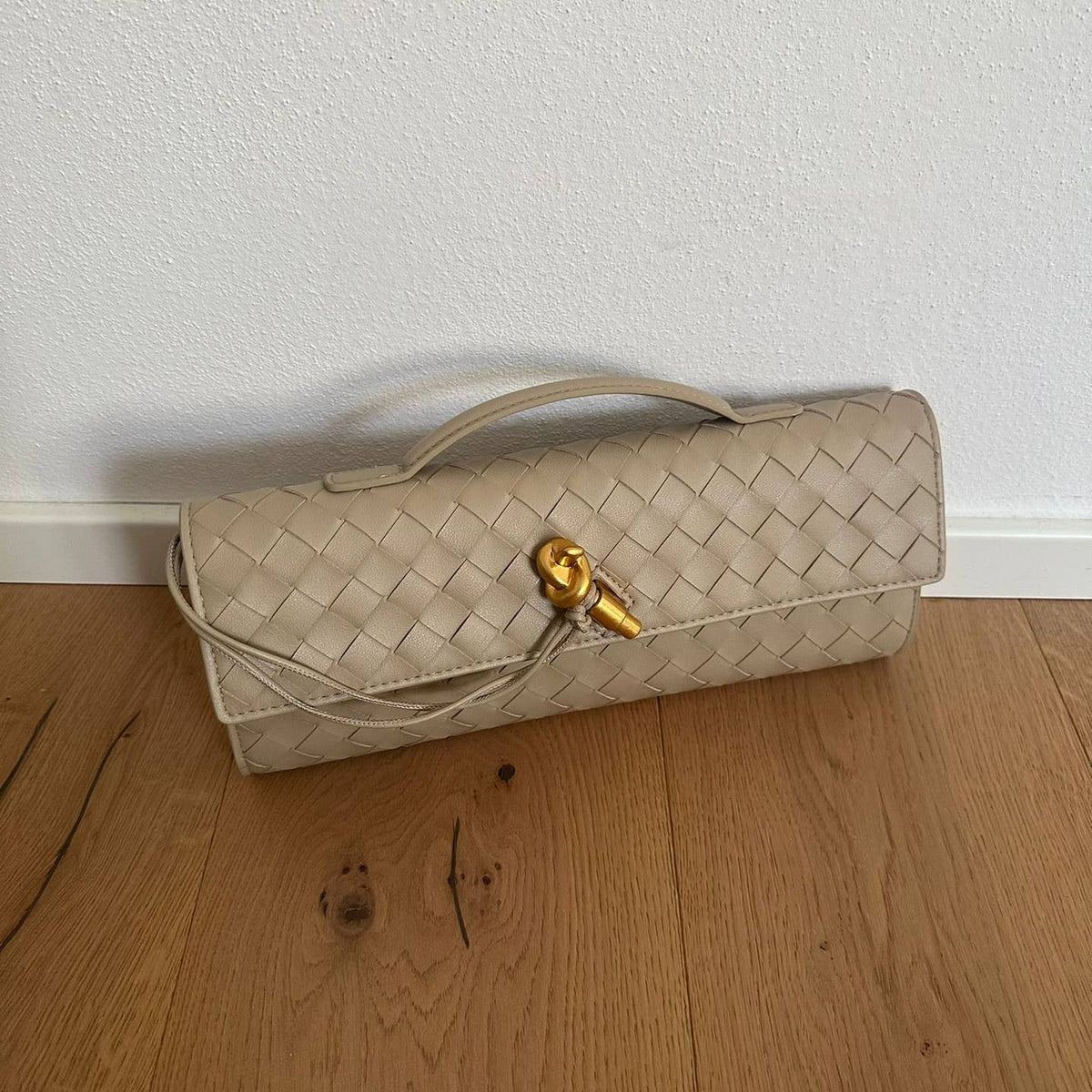Élégante pochette en cuir véritable tressé, réalisée de manière artisanale - OkikiParis