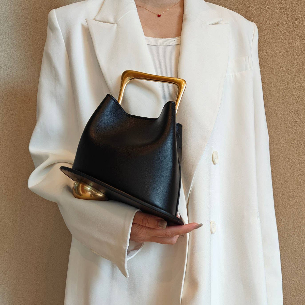 Sac en cuir avec anse métallique au design artistique géométrique - OkikiParis