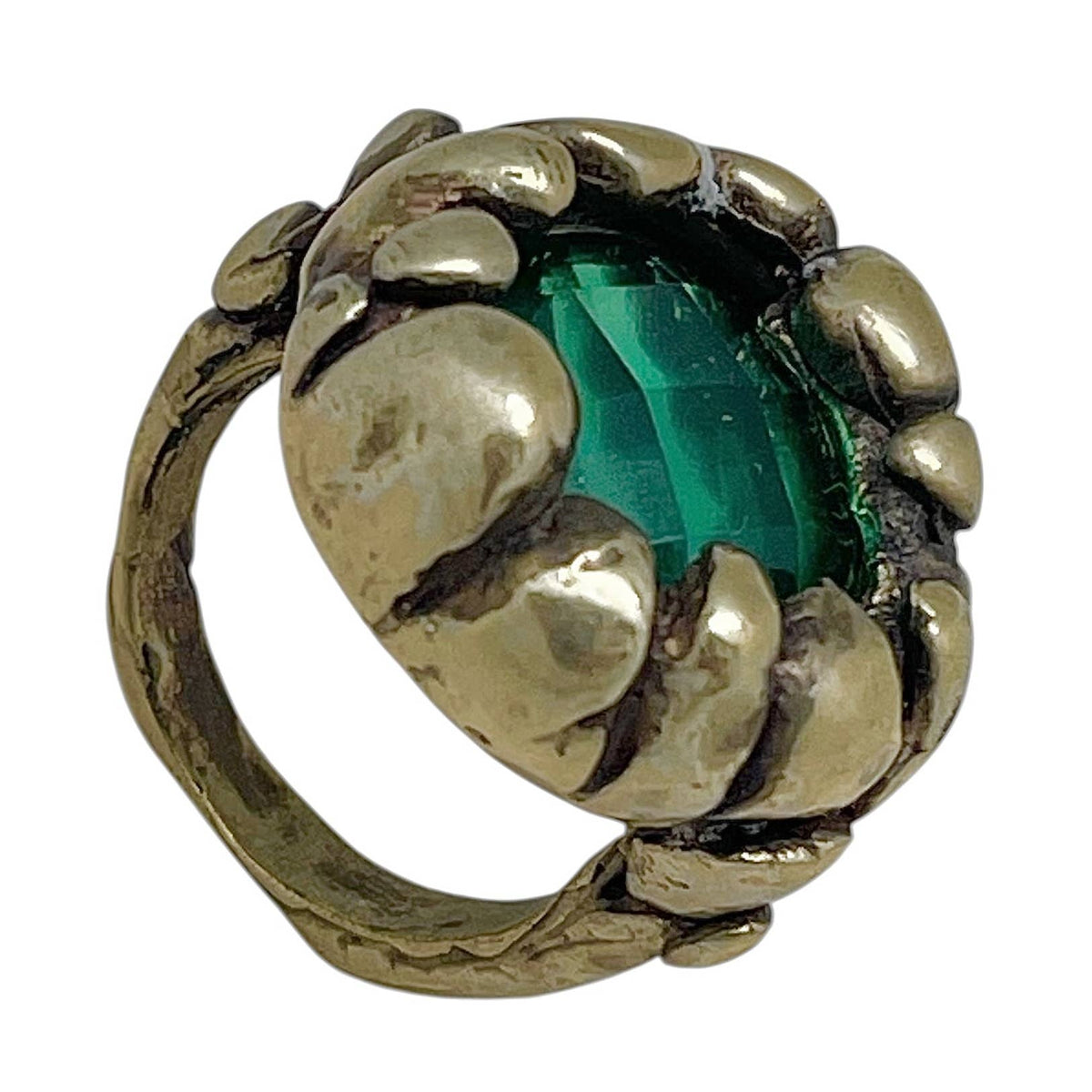 Bague solitaire en émeraude, laiton doré, relief artisanal - OkikiParis
