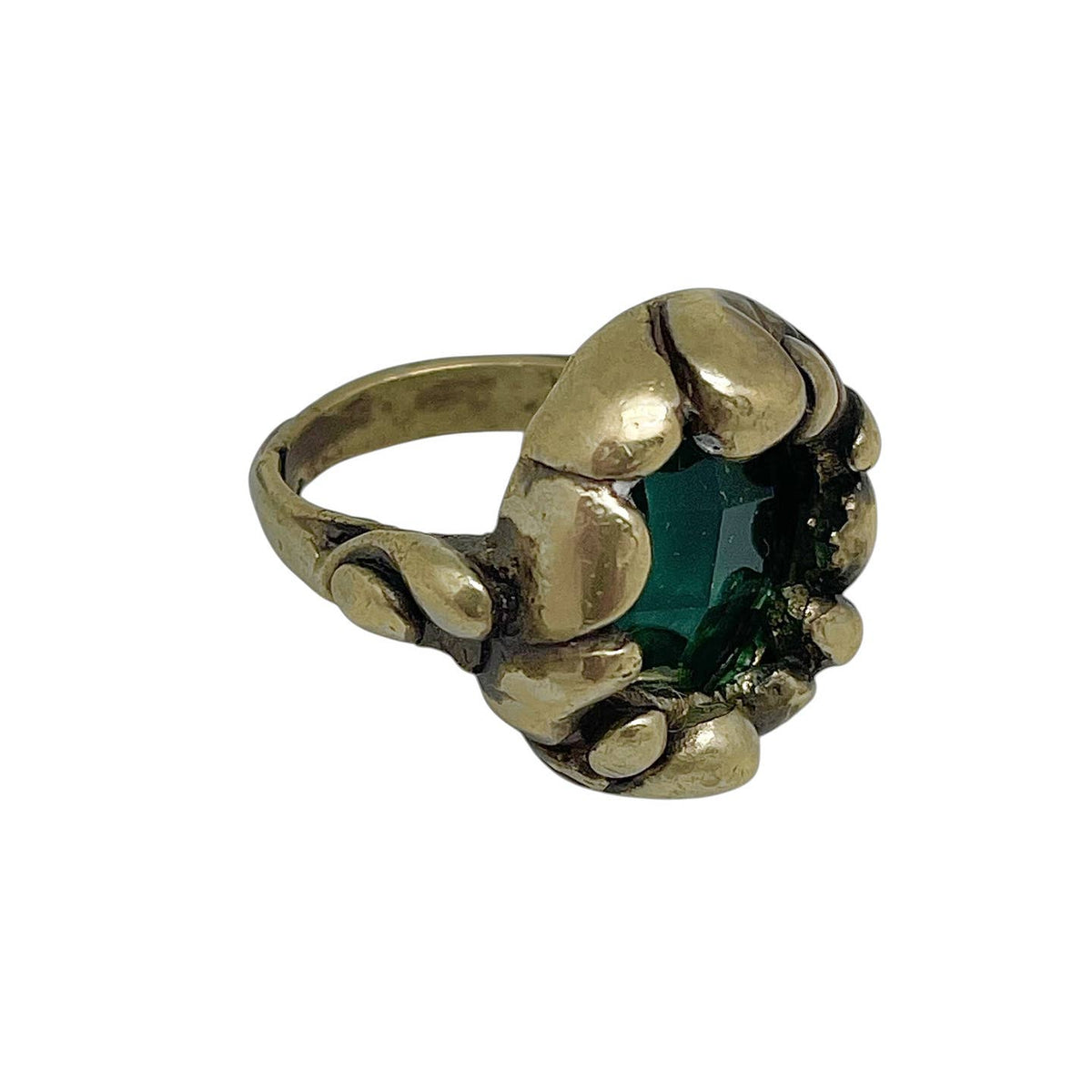 Bague solitaire en émeraude, laiton doré, relief artisanal - OkikiParis