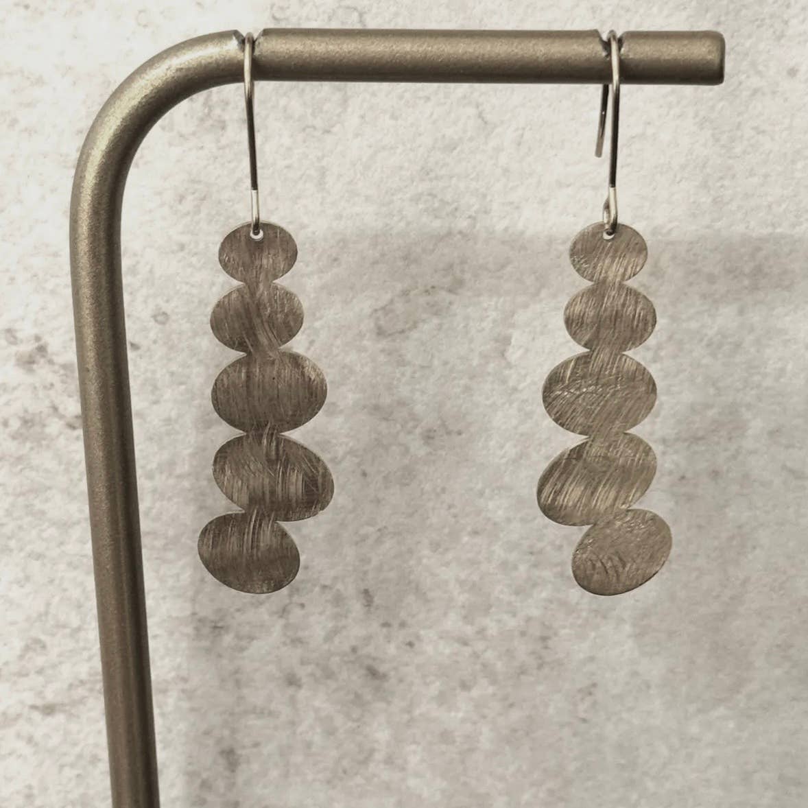 Boucles d'oreilles pendantes en or brossé Pebbles - OkikiParis