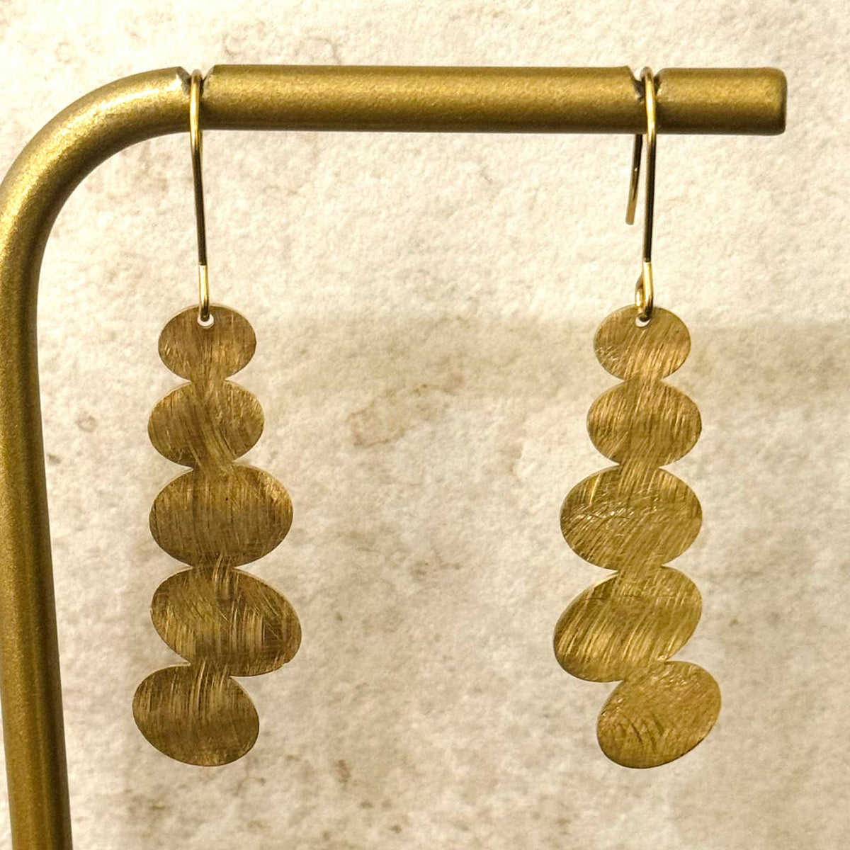 Boucles d'oreilles pendantes en or brossé Pebbles - OkikiParis