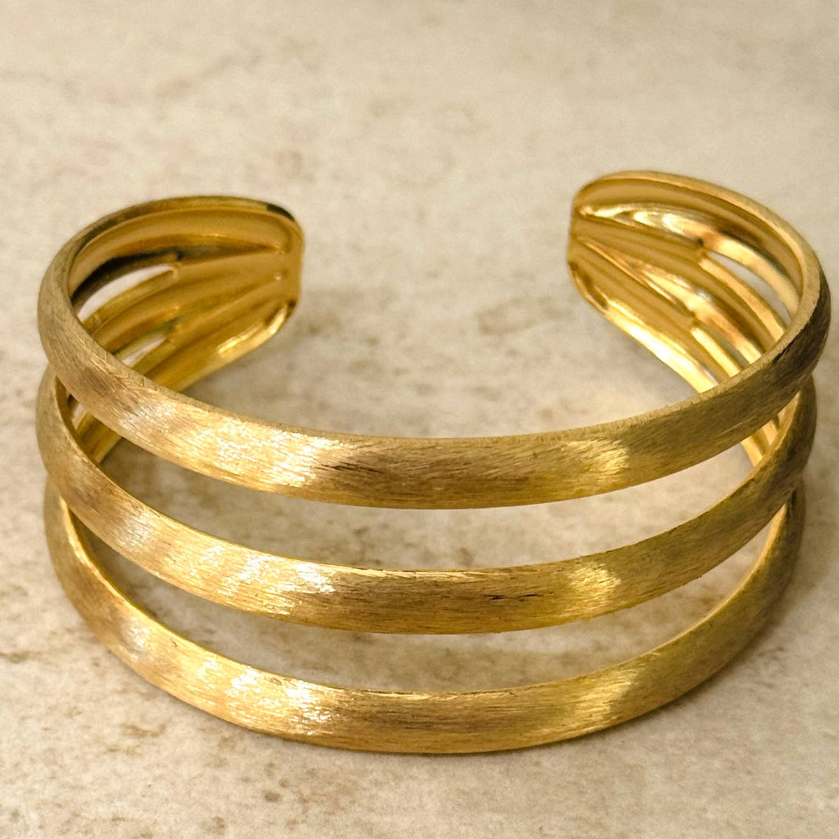 Bracelet jonc en or brossé à triple ligne - OkikiParis