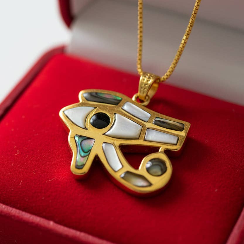 Pendentif Œil d'Horus en or, bijou en nacre de style égyptien revival - OkikiParis