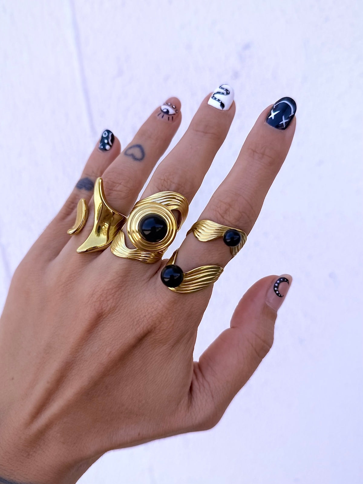 Bague Vortex – Bague manchette dorée avec pierre noire - OkikiParis