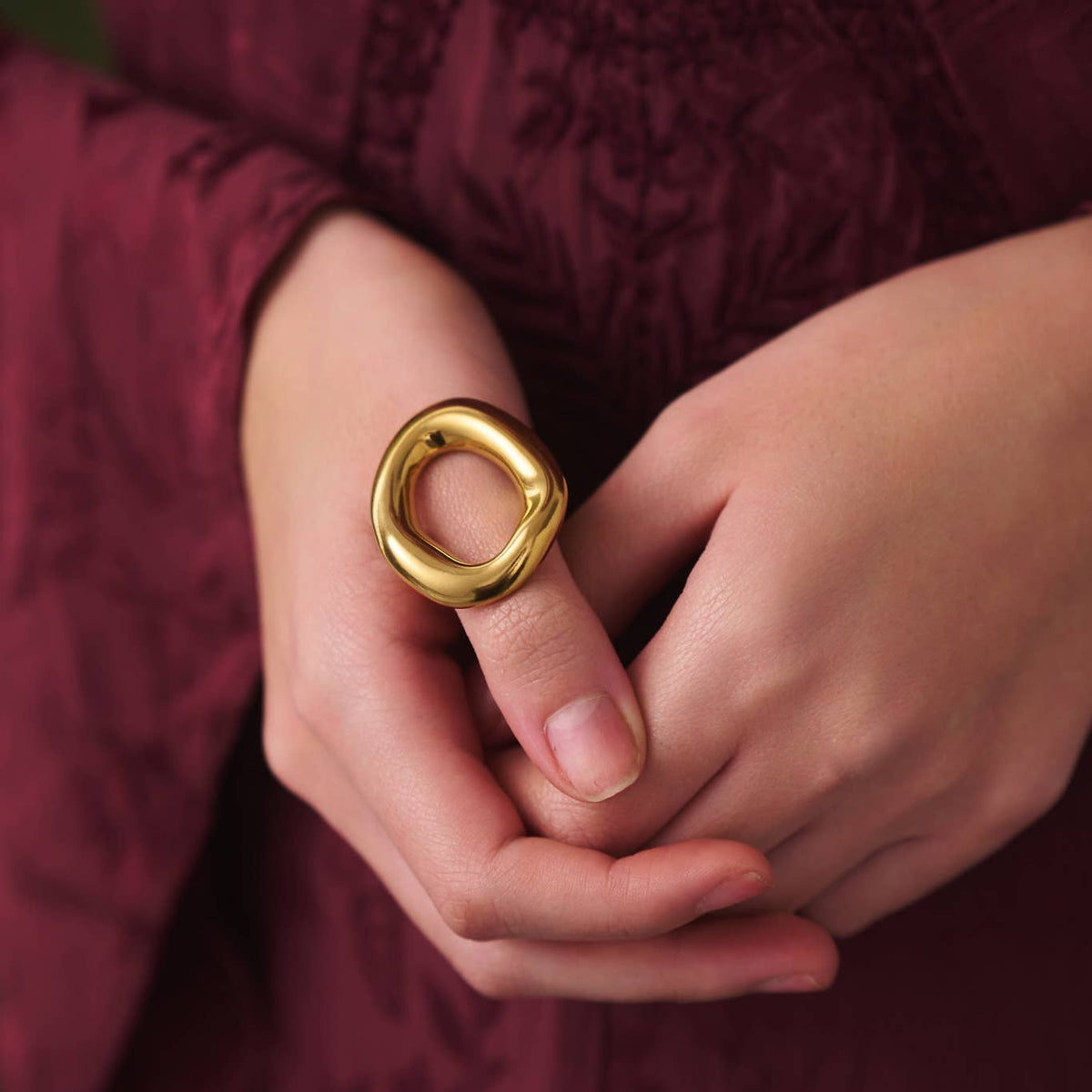 Bague Infinity – Bague manchette dorée avec design sculptural - OkikiParis
