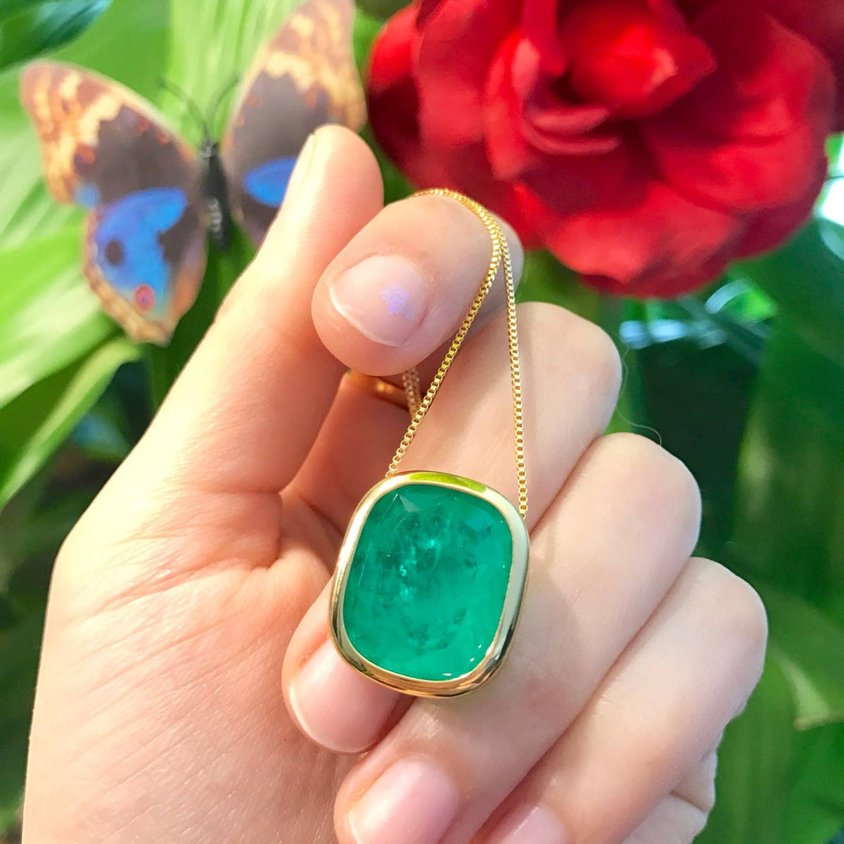 Collier en émeraude brute naturelle 18k inspiré par Angelina Jolie - OkikiParis