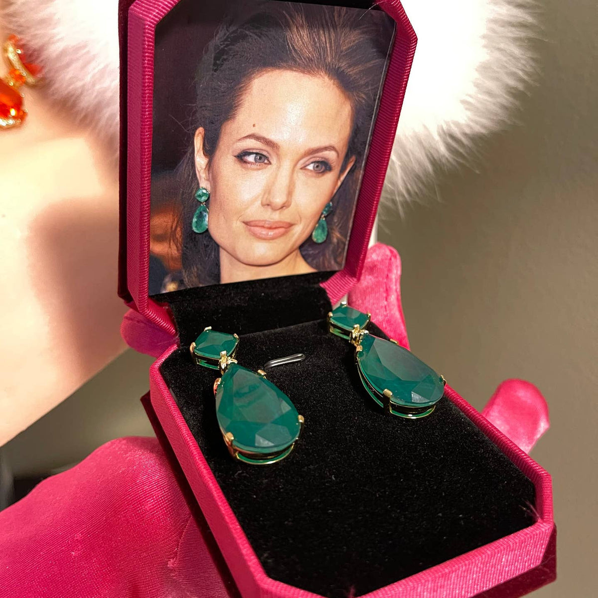 Boucles d'oreilles pendantes goutte en émeraude par Angelina Jolie - OkikiParis
