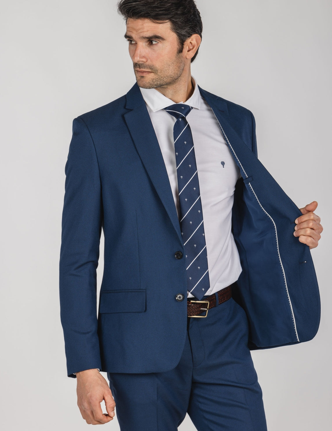 Veste de costume homme bleue à bouton central, col et rabat