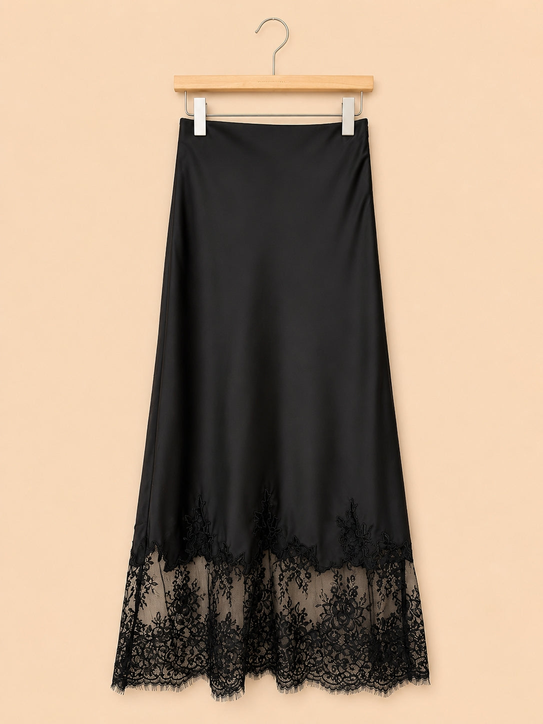 Ensemble Satiné à Dentelle – Caraco & Jupe Longue