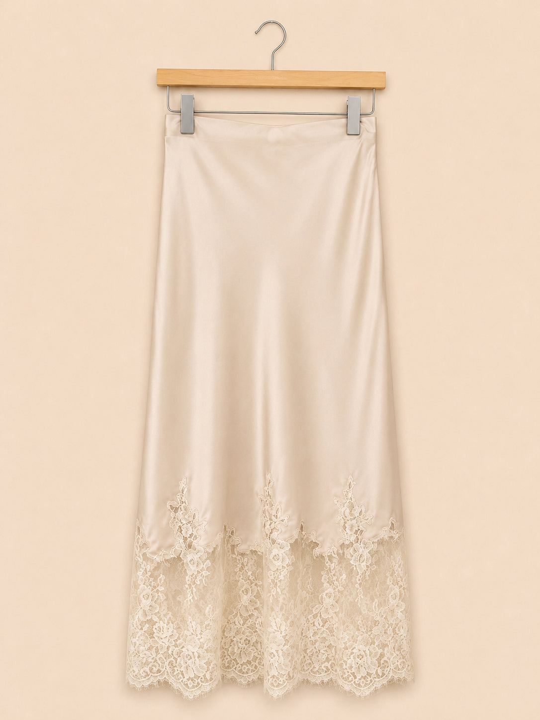 Ensemble Satiné à Dentelle – Caraco & Jupe Longue