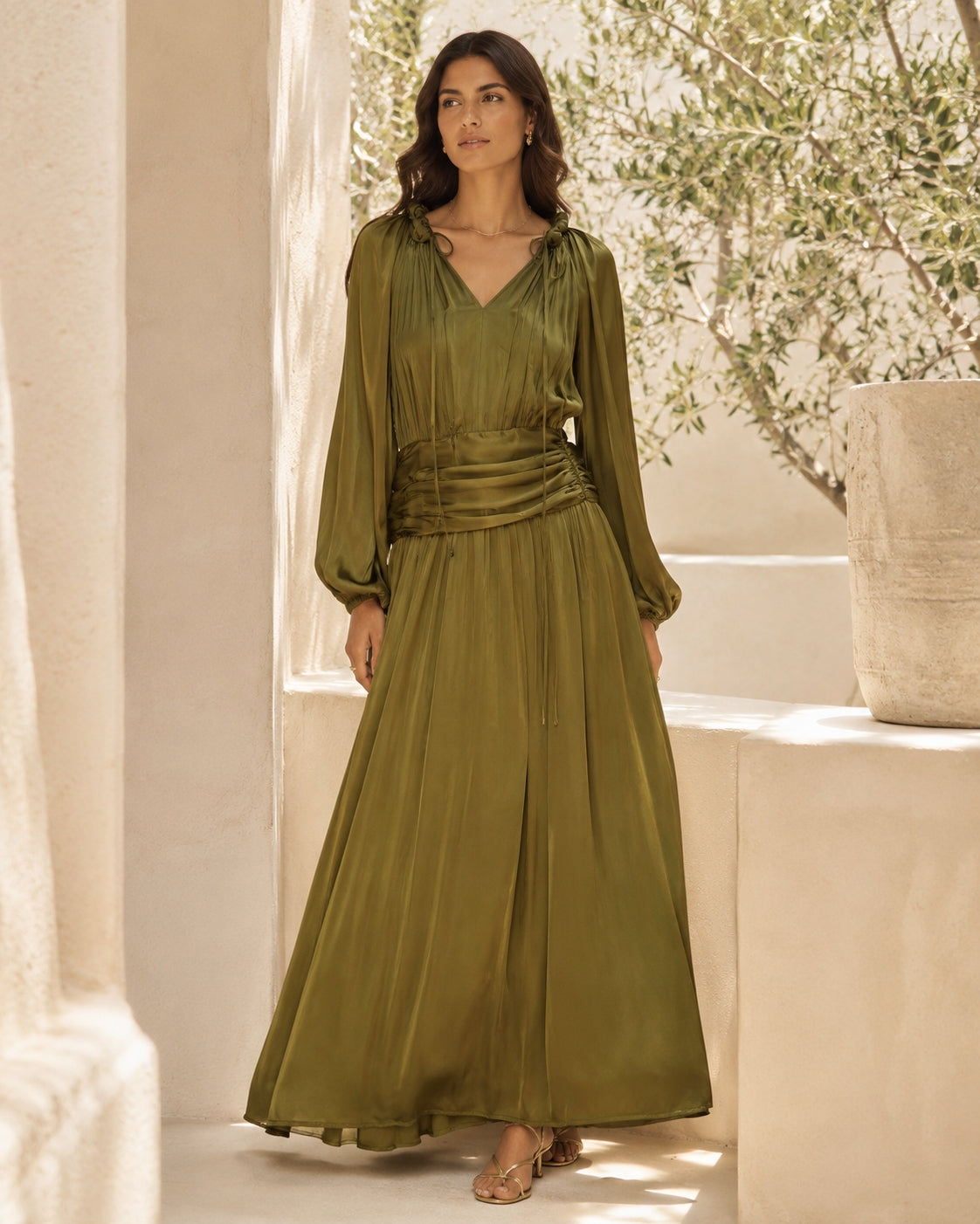 Robe Longue Satinée – Décolleté en V, Manches Bouffantes & Taille Drапée