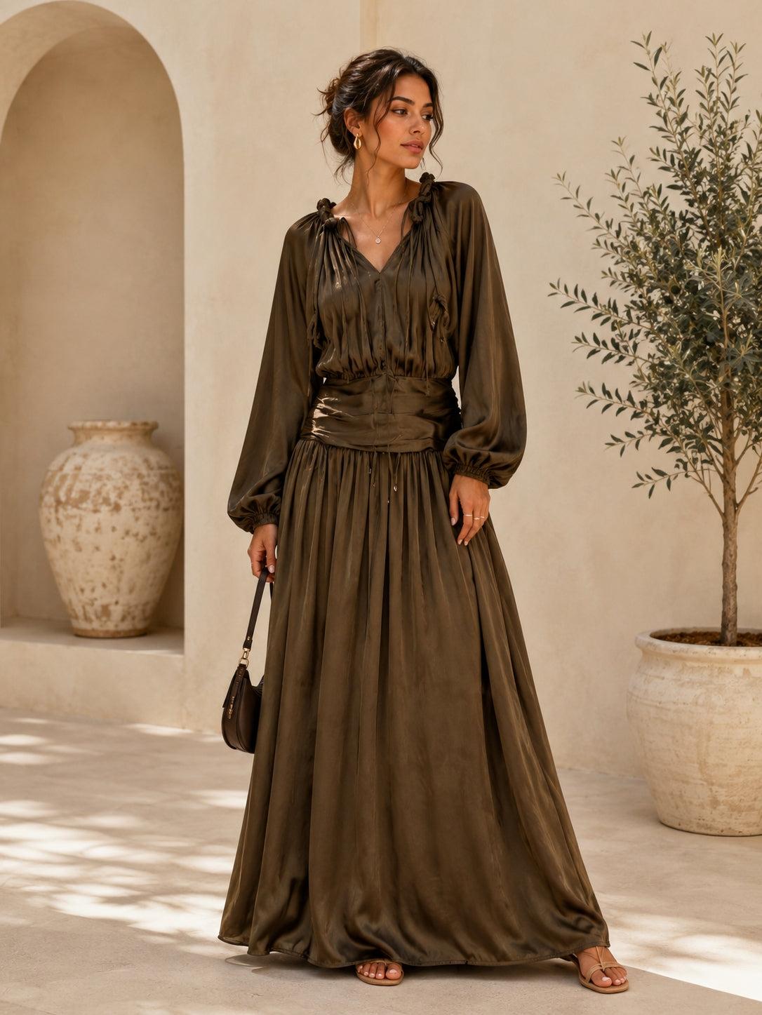 Robe Longue Satinée – Décolleté en V, Manches Bouffantes & Taille Drапée
