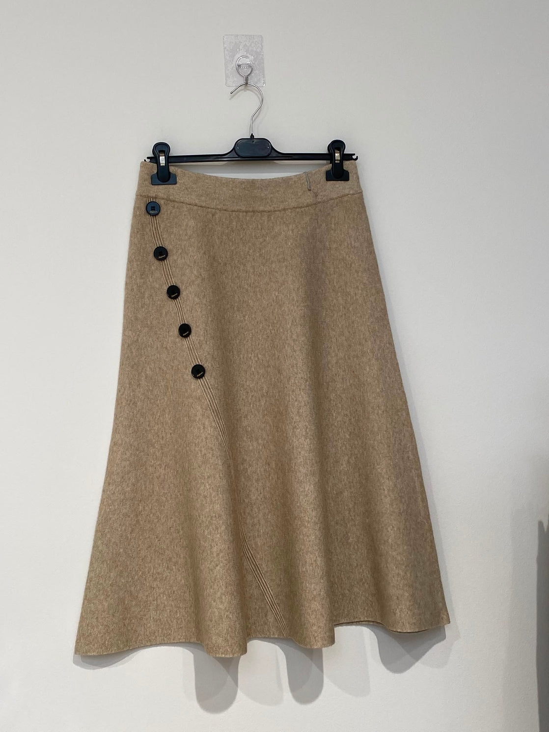 Jupe Midi Évasée en Maille – Boutons Décoratifs Contrastants