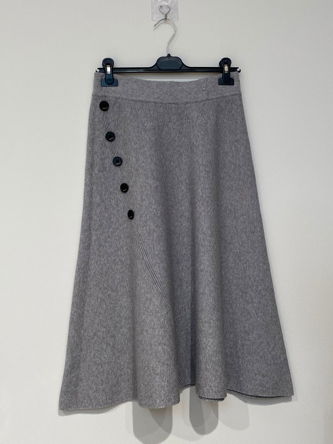 Jupe Midi Évasée en Maille – Boutons Décoratifs Contrastants
