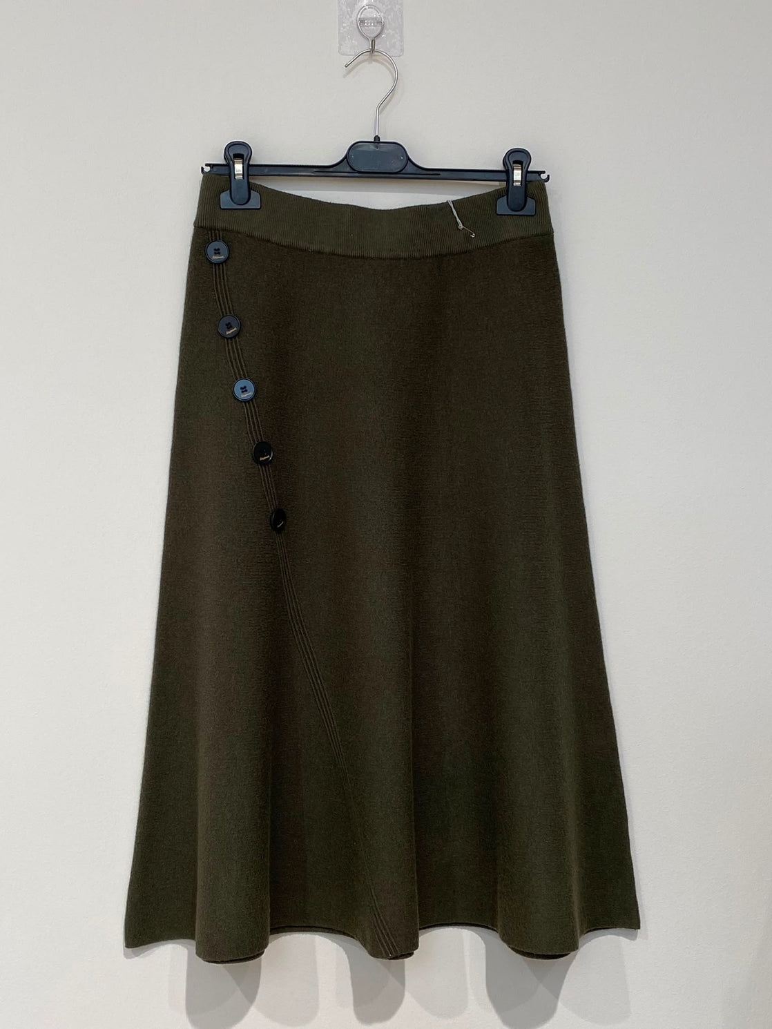 Jupe Midi Évasée en Maille – Boutons Décoratifs Contrastants
